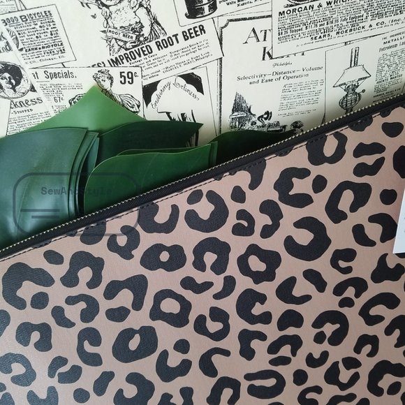 Kate Spade NWT staci graphic leopard l-zip universal laptop sleeve up to 15" - Picture 13 of 13